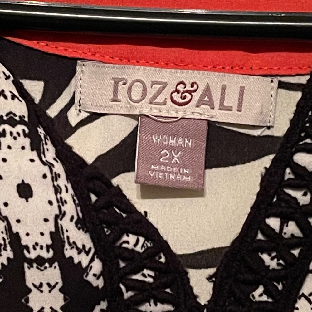 Roz & Ali black and white blouse